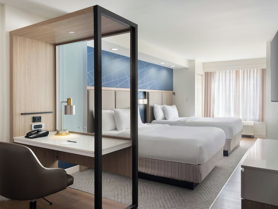 Roupas de cama premium, cofres nos quartos, escrivaninha