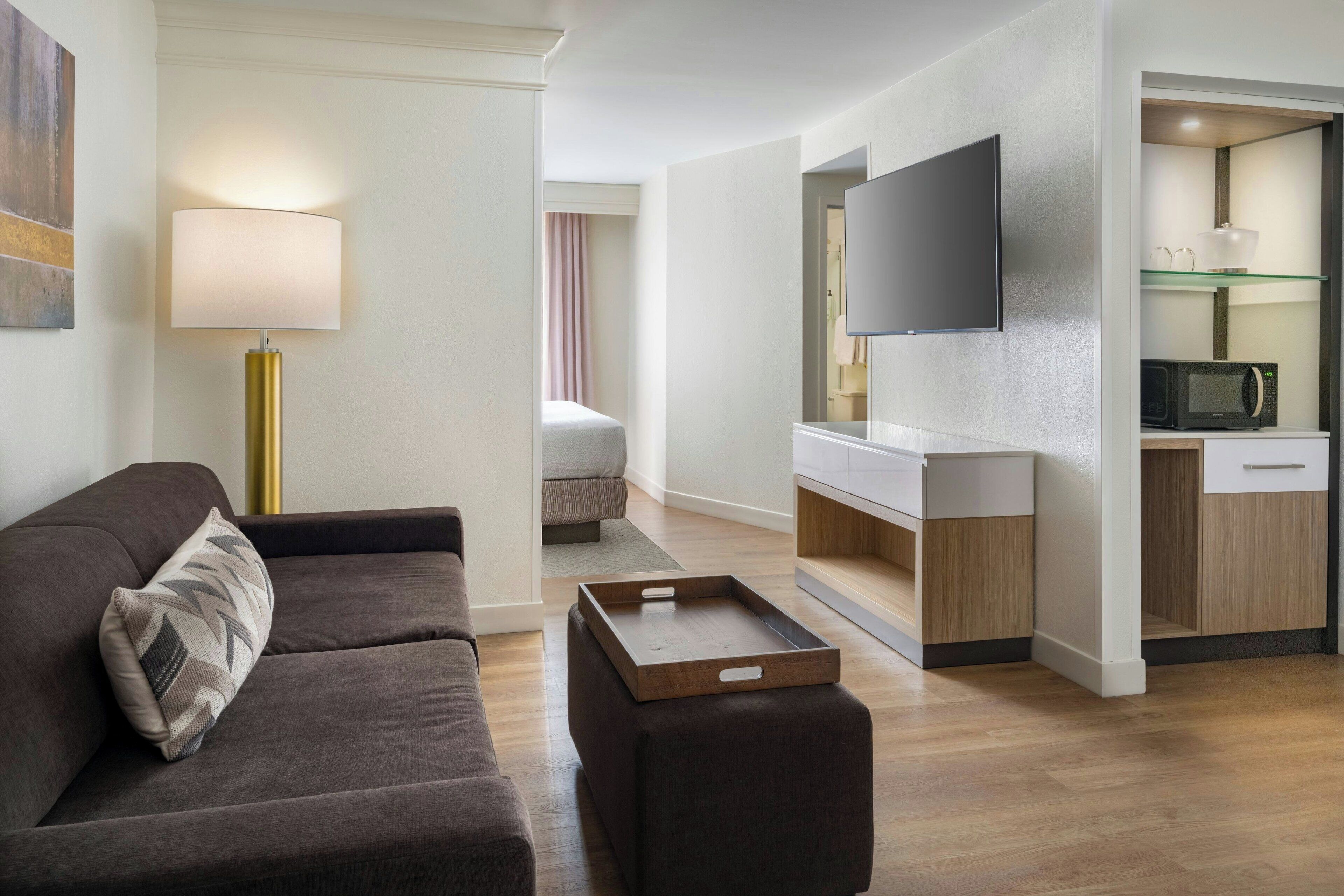 Ropa de cama de alta calidad, caja fuerte, escritorio