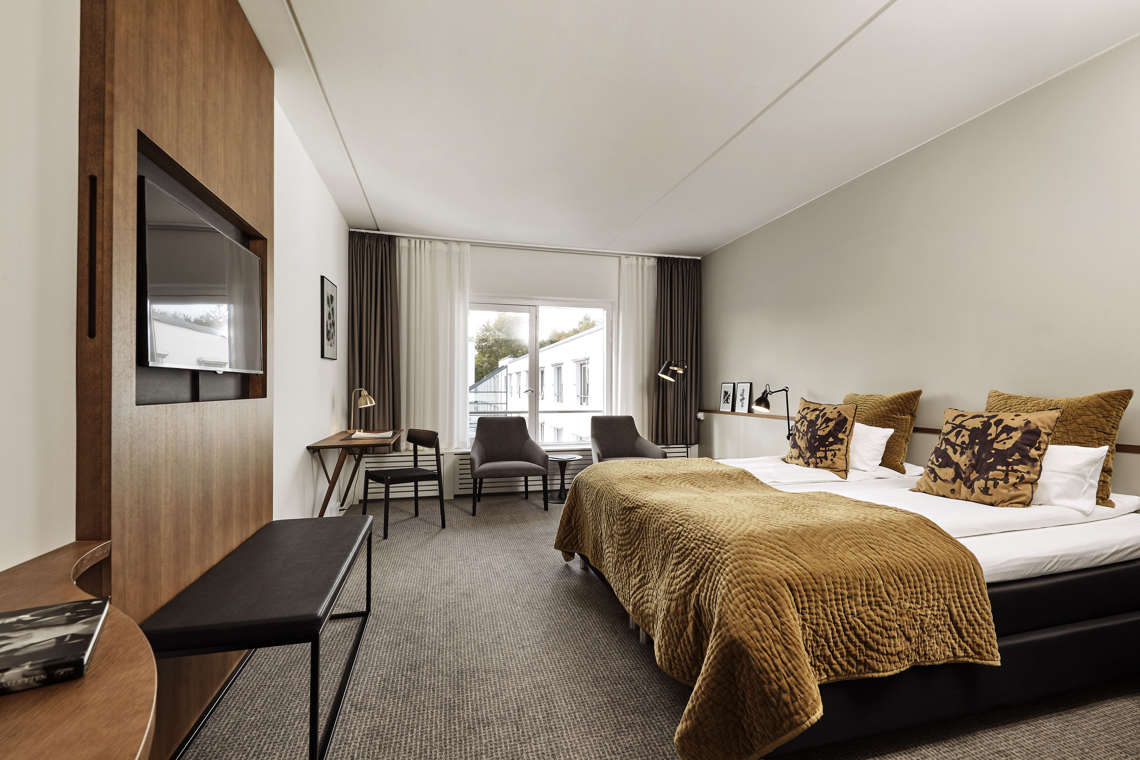 1 bedroom, premium bedding, desk, laptop workspace