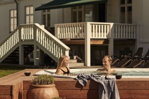 Salas de tratamiento para parejas, un sauna, una bañera de hidromasaje