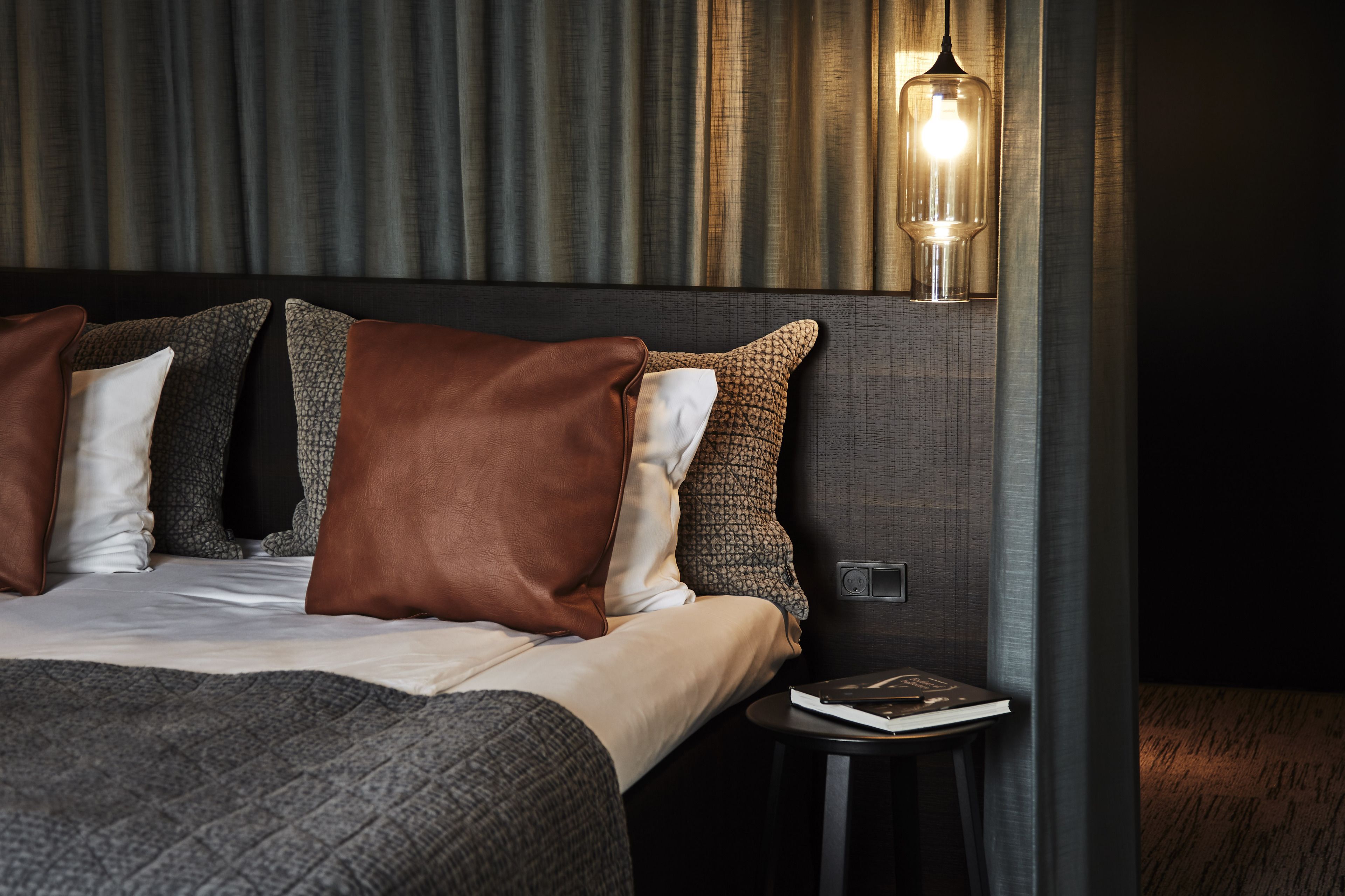 1 bedroom, premium bedding, desk, laptop workspace