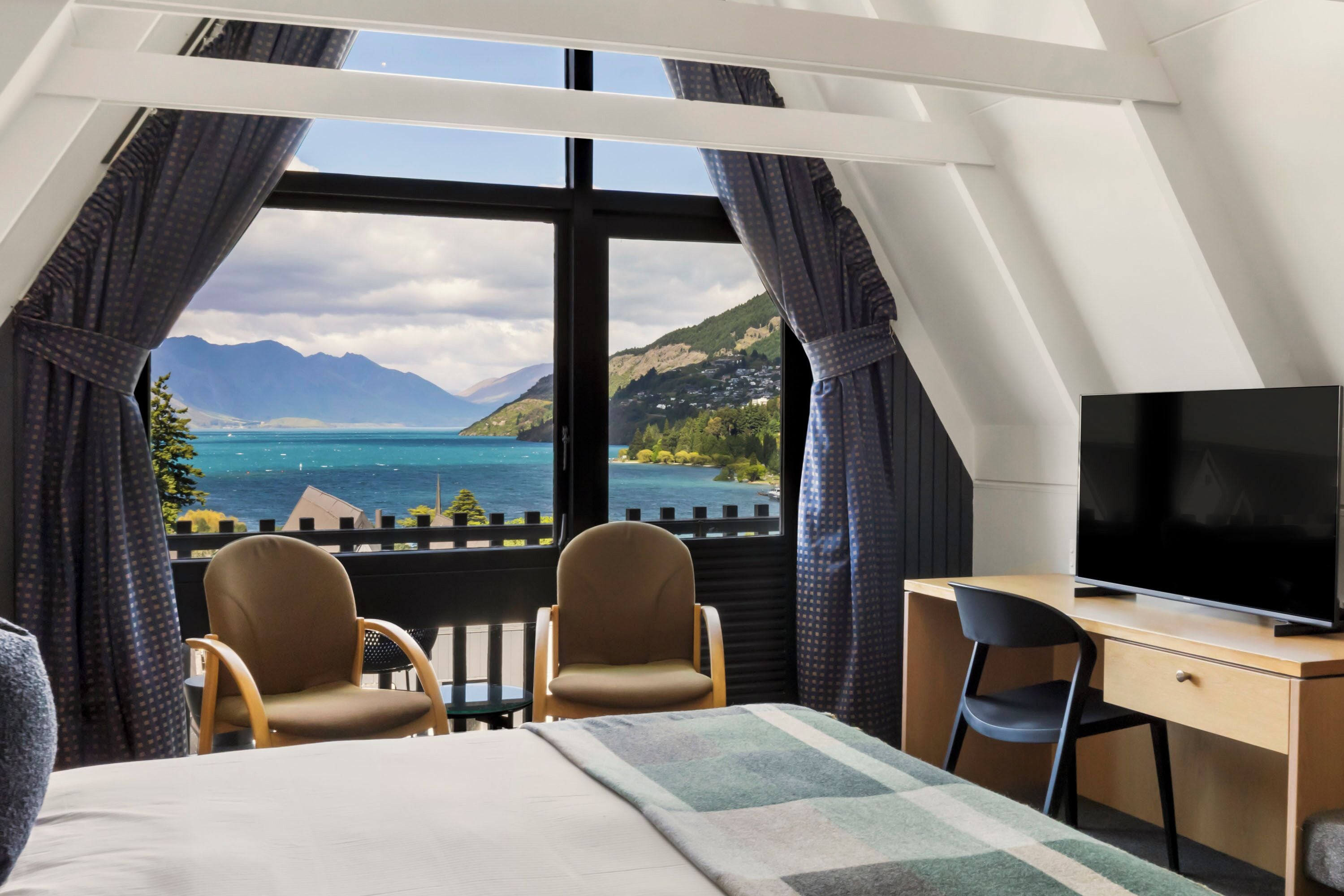 Cortinas blackout, tabla de planchar con plancha y cunas gratuitas 