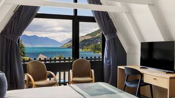 Tabla de planchar con plancha, wifi gratis y ropa de cama