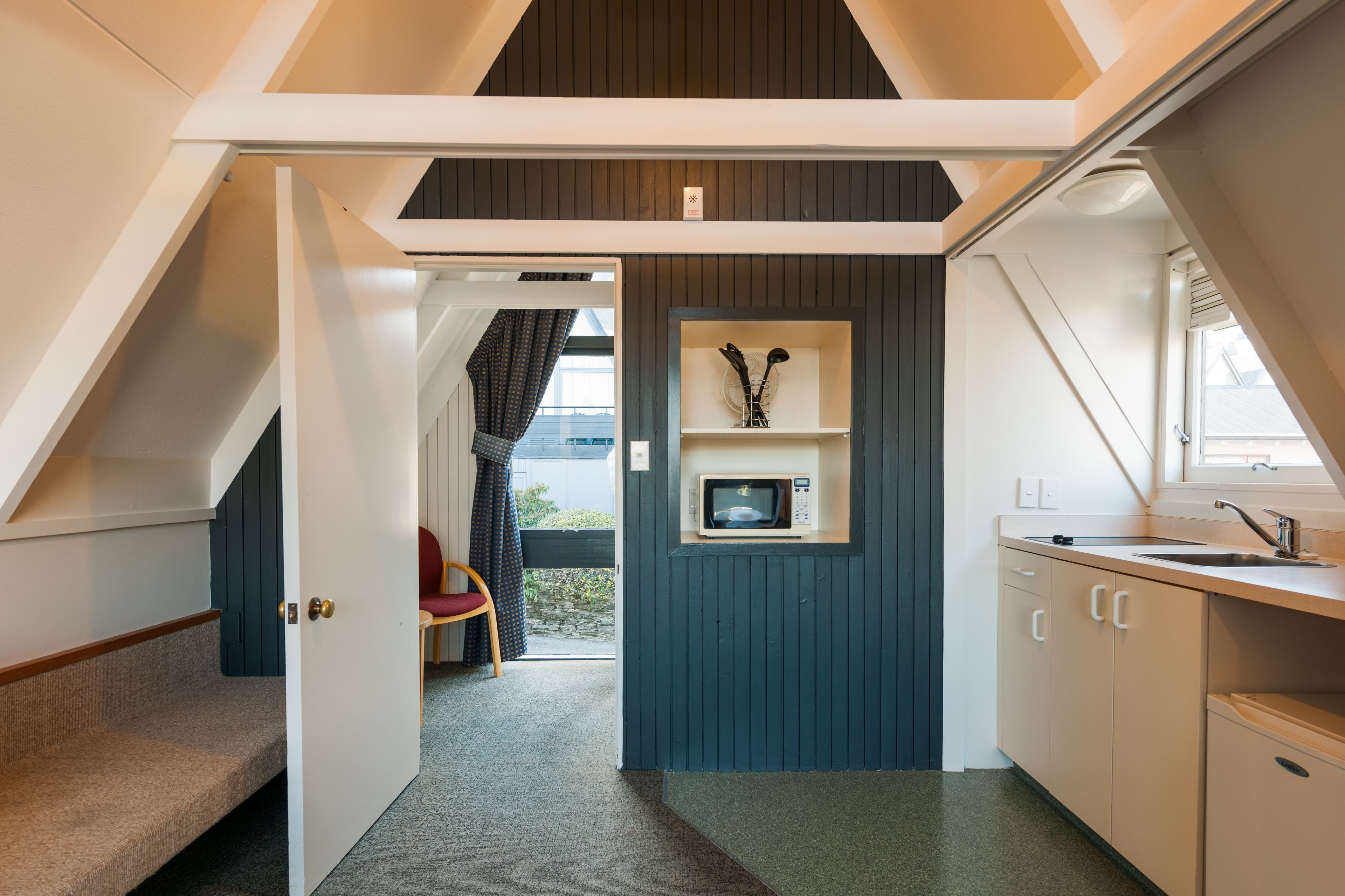 Cortinas blackout, tabla de planchar con plancha y cunas gratuitas 