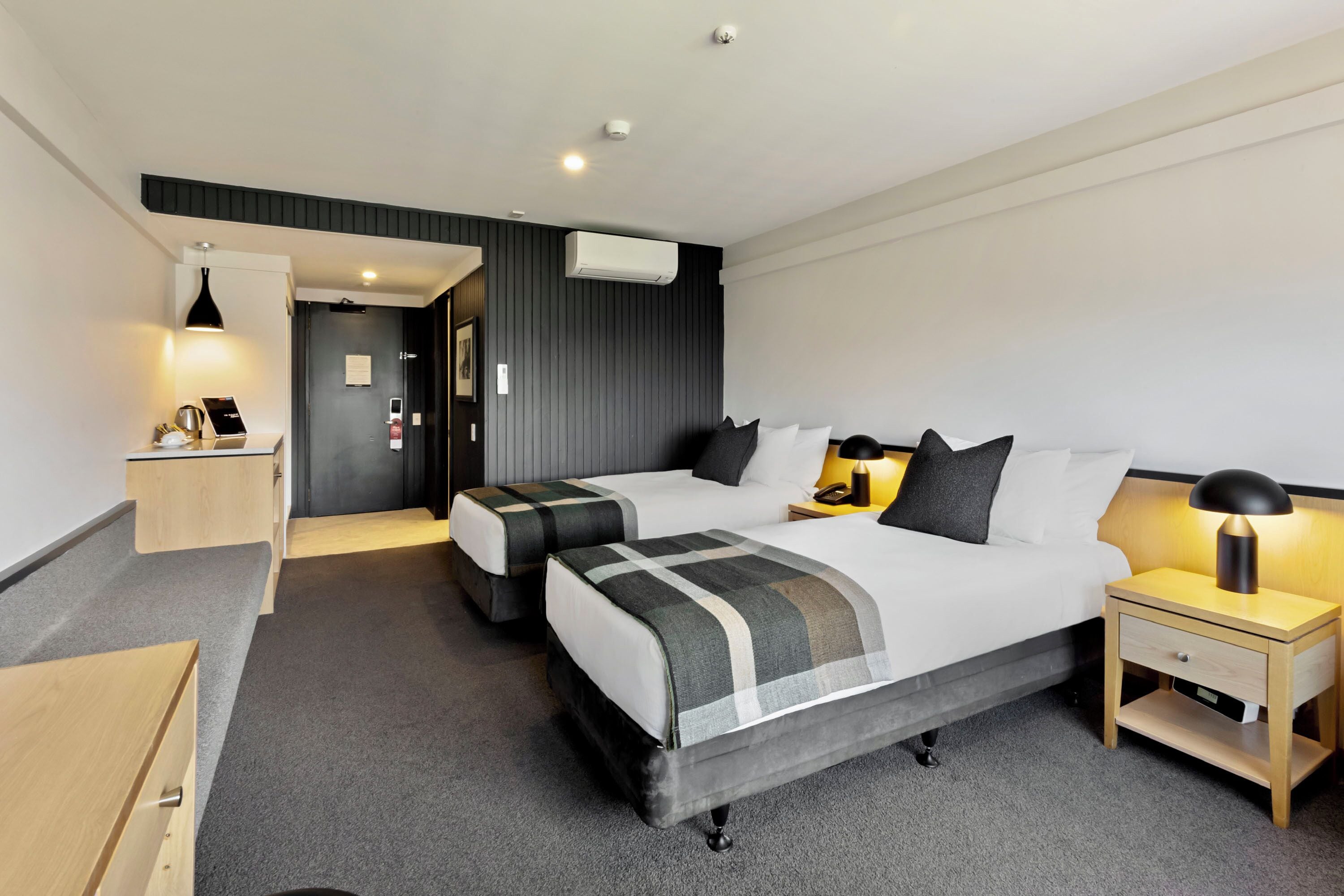 Cortines opaques, planxa i posts de planxar i bressols gratuïts 