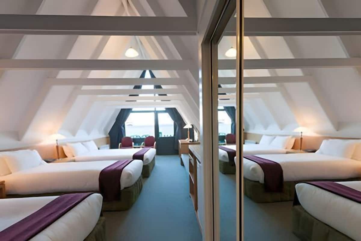Iron/ironing board, free WiFi, bed sheets