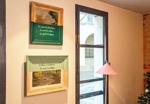 Lobby sitting area - B&B HOME Rueil-Malmaison Gare (Rueil-Malmaison)