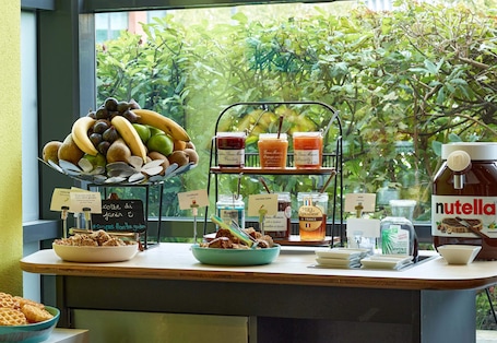 Morgunverðarhlaðborð daglega (18.5 EUR á mann)