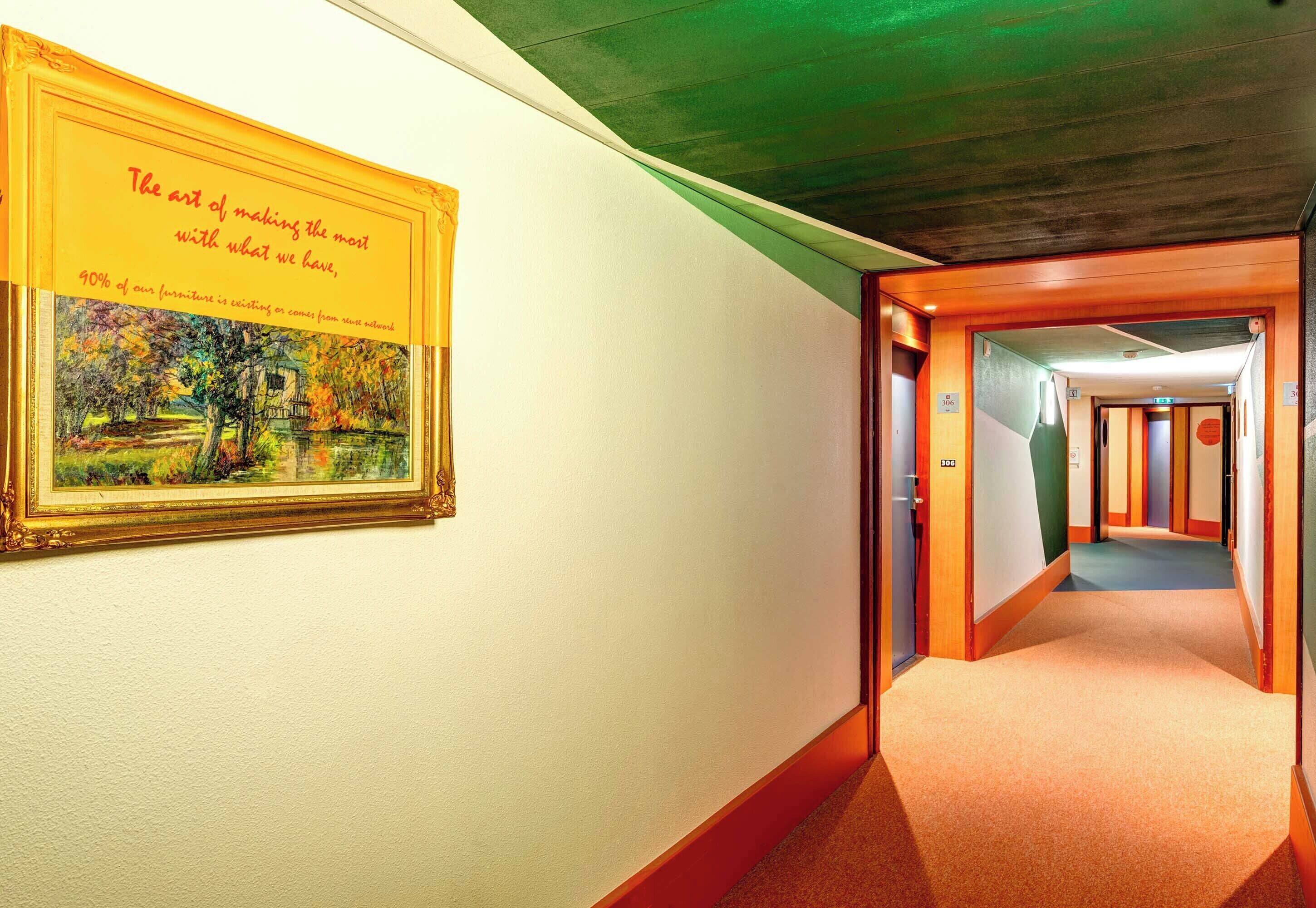 Minibar, Zimmersafe, Schreibtisch, laptopgeeigneter Arbeitsplatz