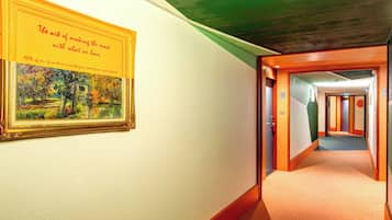 Minibar, coffres-forts dans les chambres, bureau