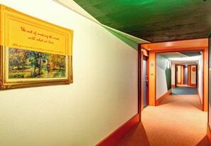 Minibar, safe på rommet, skrivebord og skrivebord for bærbar PC