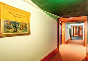 Minibar, caja de seguridad en la habitación y escritorio 