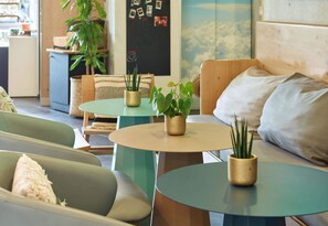 Coin salon dans le hall