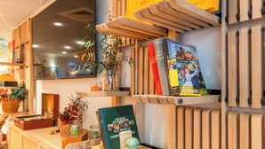 A bookstore with wooden shelves and a variety of books. - B&B HOME Rueil-Malmaison Gare (Rueil-Malmaison)