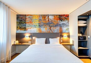 Minibar, caja de seguridad en la habitación y escritorio 