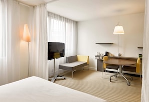 Minibar, coffres-forts dans les chambres, bureau