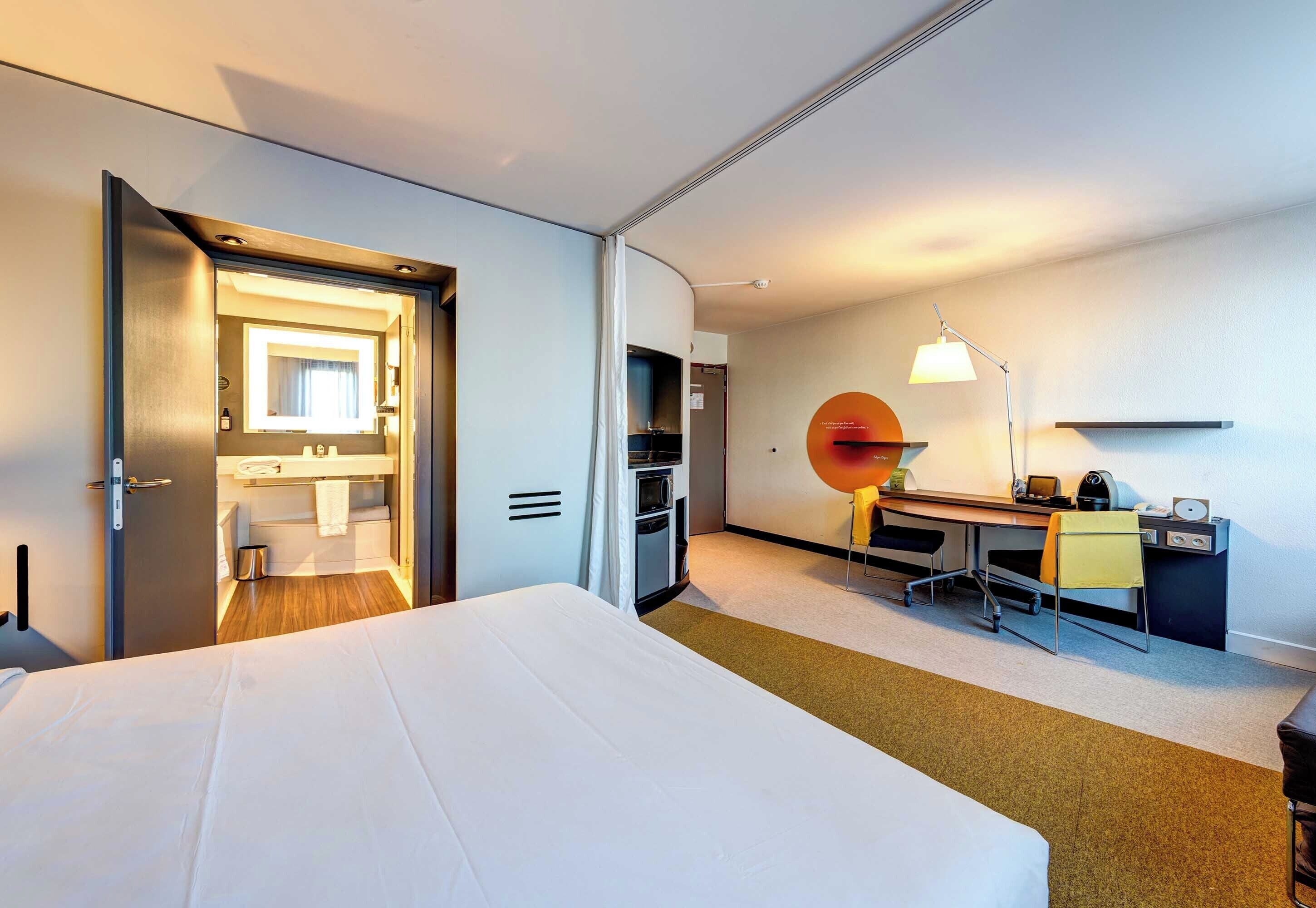 Minibar, coffres-forts dans les chambres, bureau