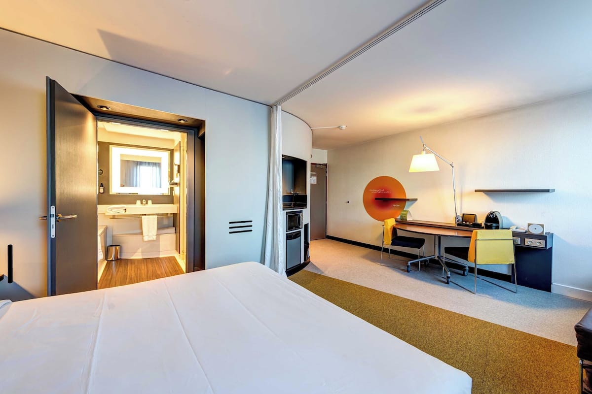 Minibar, safe på rommet, skrivebord og skrivebord for bærbar PC