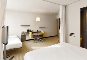 Chambre Triple, plusieurs lits, non-fumeurs | Minibar, coffres-forts dans les chambres, bureau