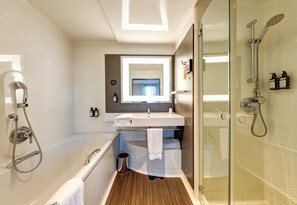 Free toiletries, hair dryer, towels, soap - B&B HOME Rueil-Malmaison Gare (Rueil-Malmaison)