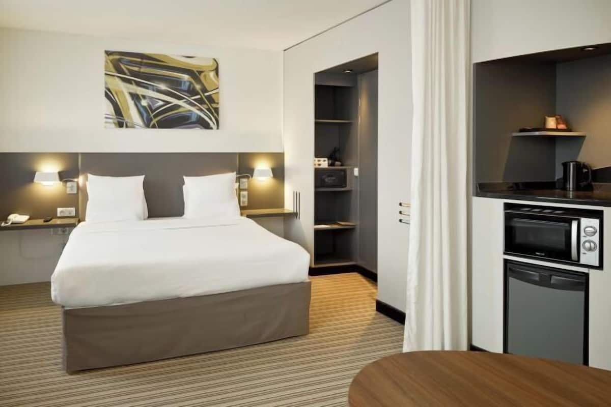 Minibar, in-room safe, desk, laptop workspace