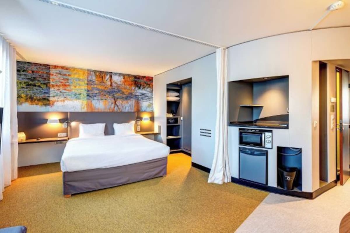 خزنة داخل الغرفة ومكتب ومساحة عمل للكمبيوتر المحمول وستائر تعتيم