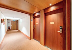 Minibar, caja de seguridad en la habitación y escritorio 