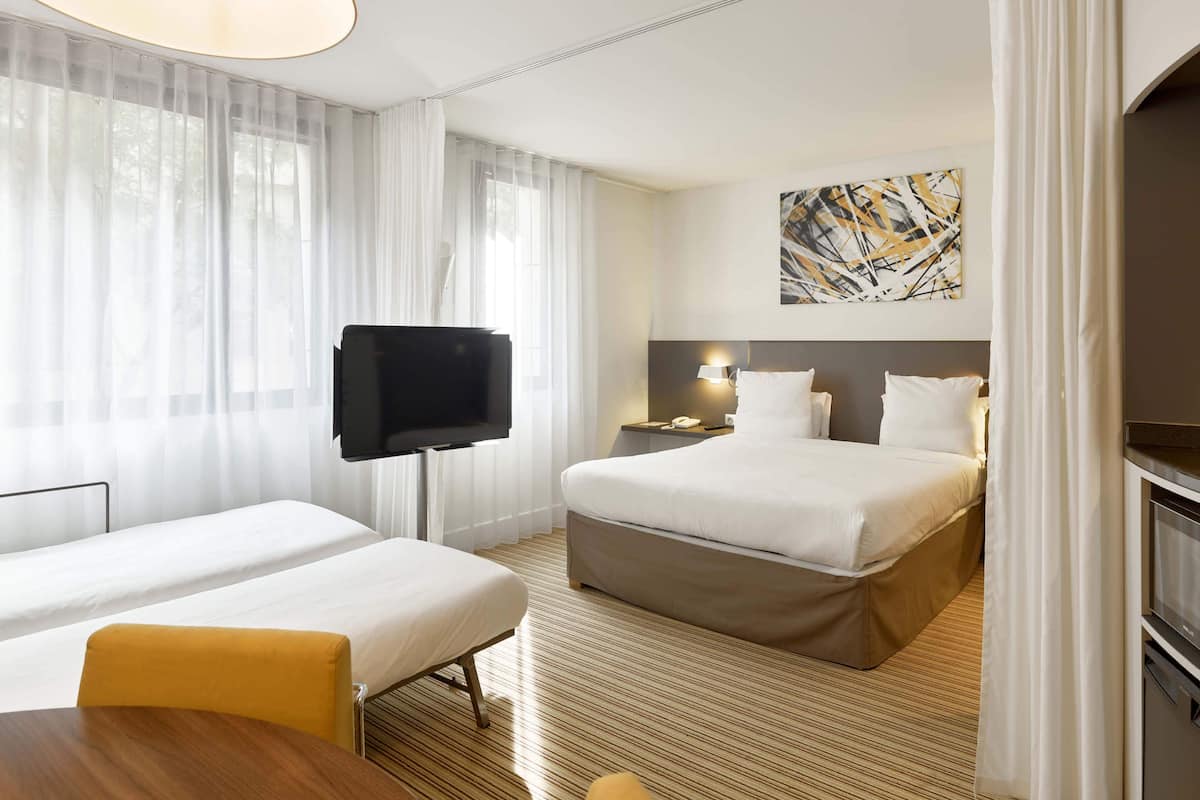 triple room, multiple beds, non smoking | minibar, in-room safe, desk, laptop workspace