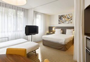 Triple Room, Multiple Beds, Non Smoking | Minibar, in-room safe, desk, laptop workspace