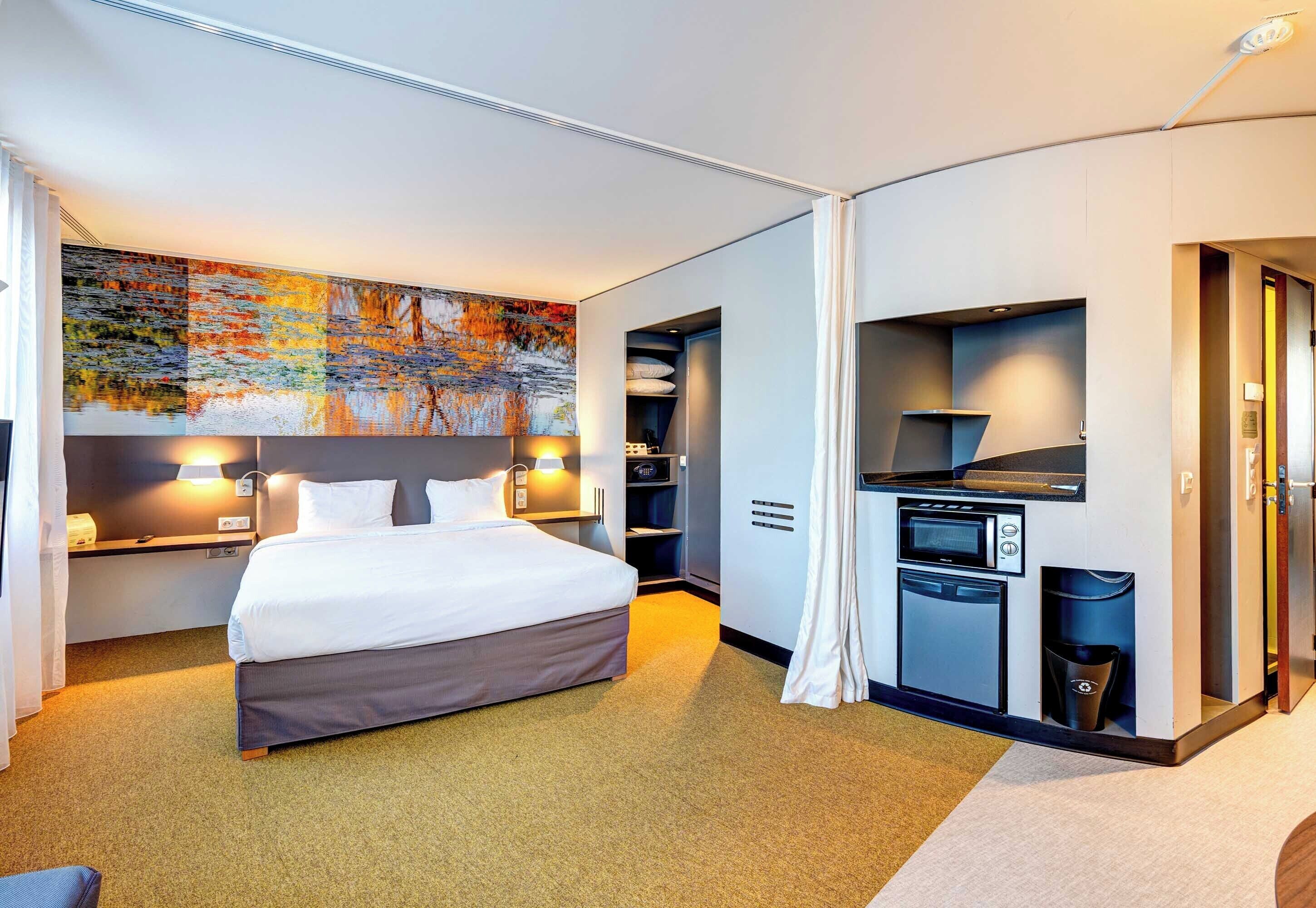 Minibar, in-room safe, desk, laptop workspace