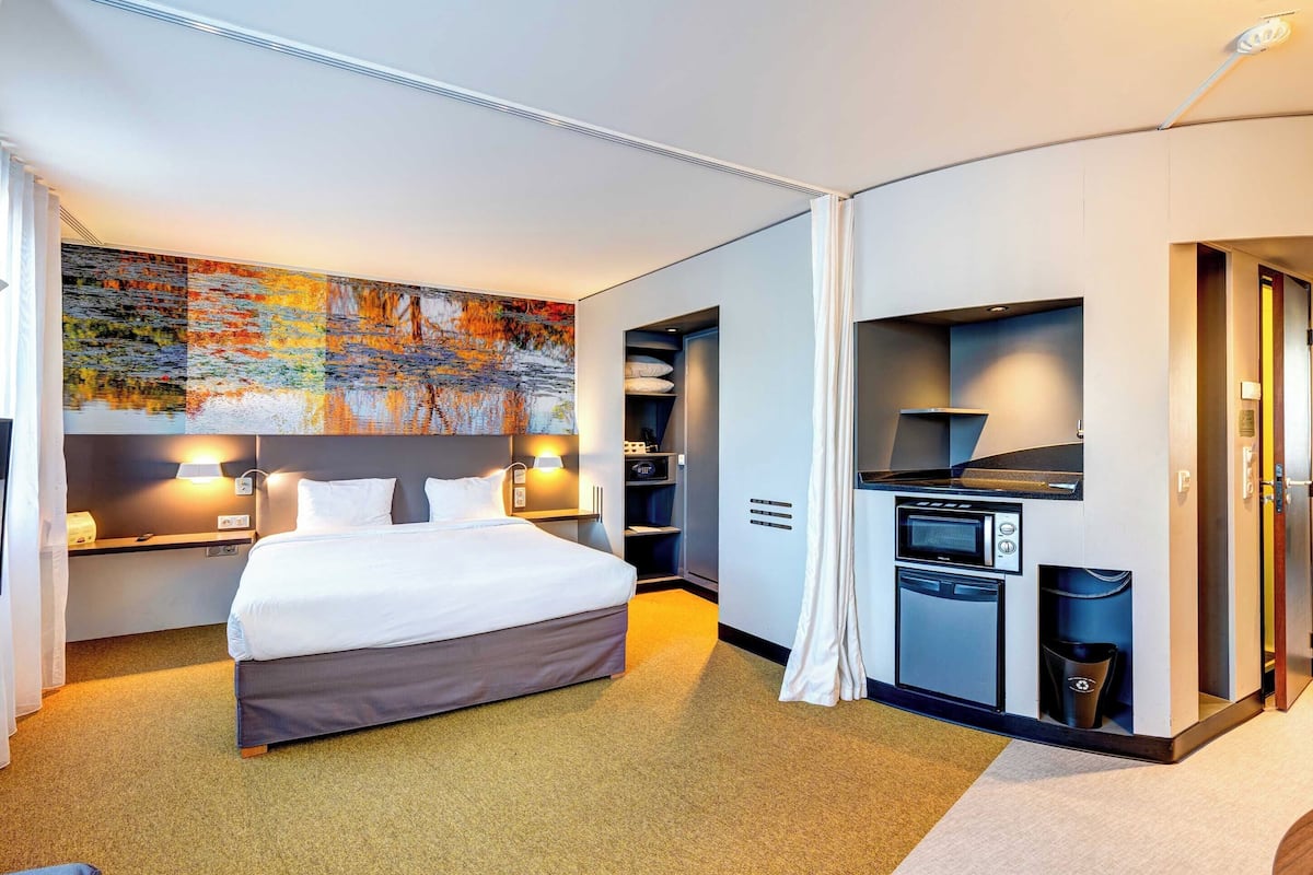 Minibar, safe på rommet, skrivebord og skrivebord for bærbar PC