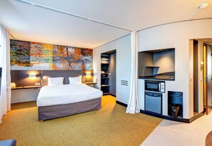 Minibar, coffres-forts dans les chambres, bureau