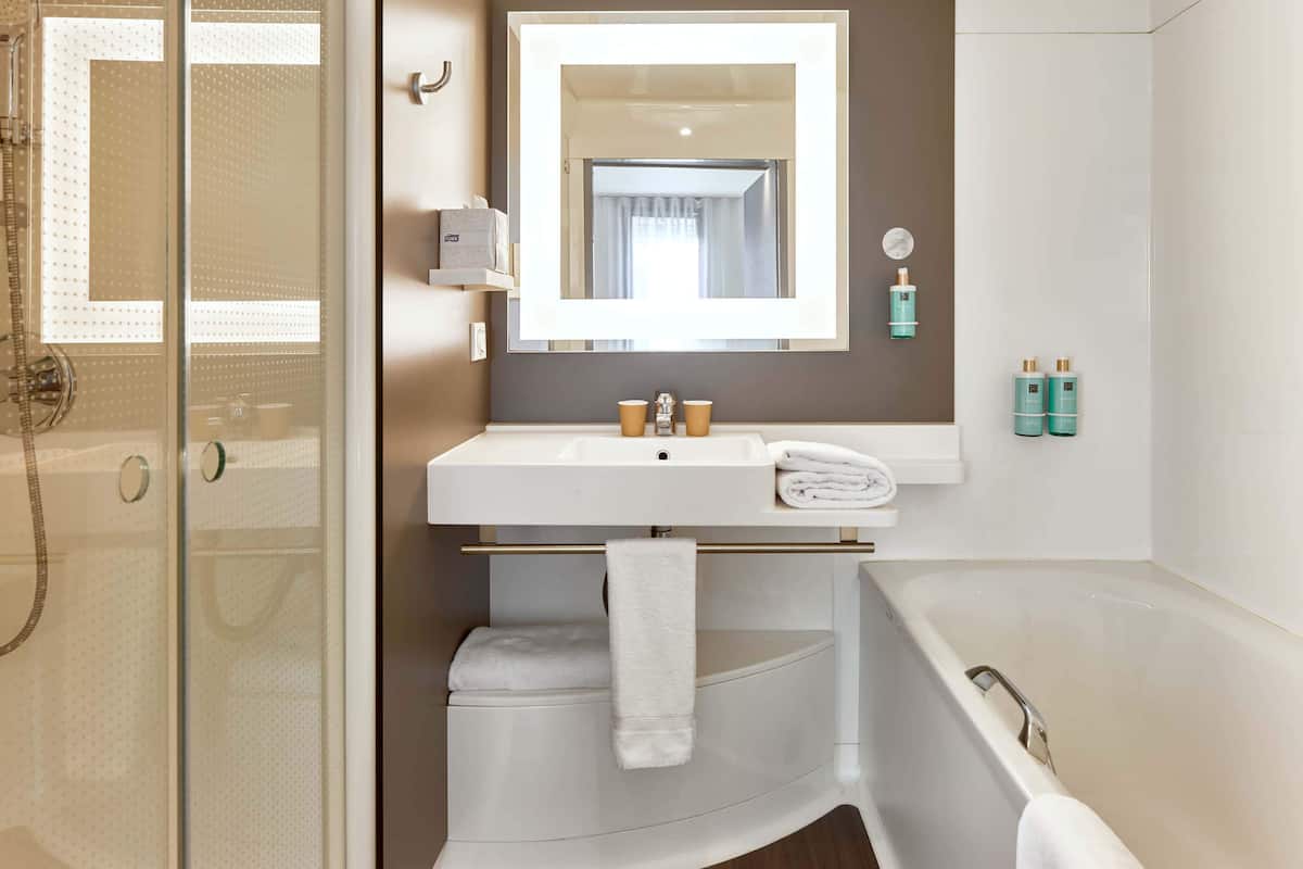 comfort double room, 1 double bed | bathroom | free toiletries, hair dryer, towels, soap