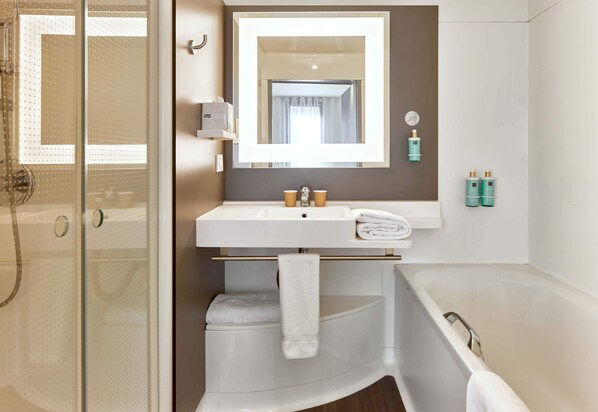 Chambre Double Confort, 1 lit double | Salle de bain | Articles de toilette gratuits, sèche-cheveux, serviettes fournies, savon