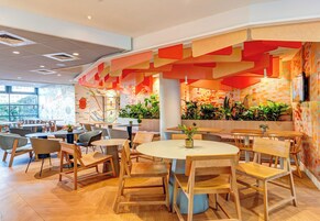 Desayuno buffet diario (EUR 18.5 por persona)
