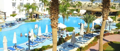 Udendørs pool, parasoller, liggestole