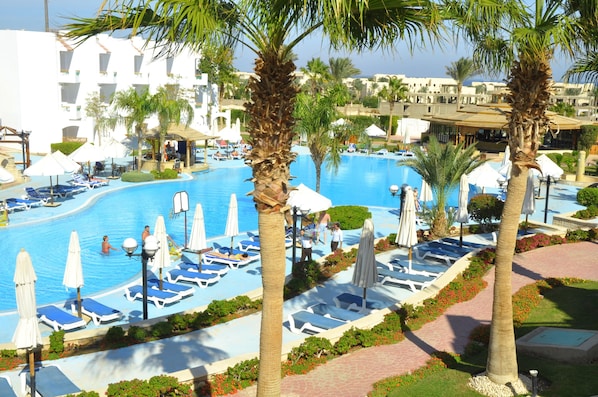 Piscine extérieure, parasols de plage, chaises longues