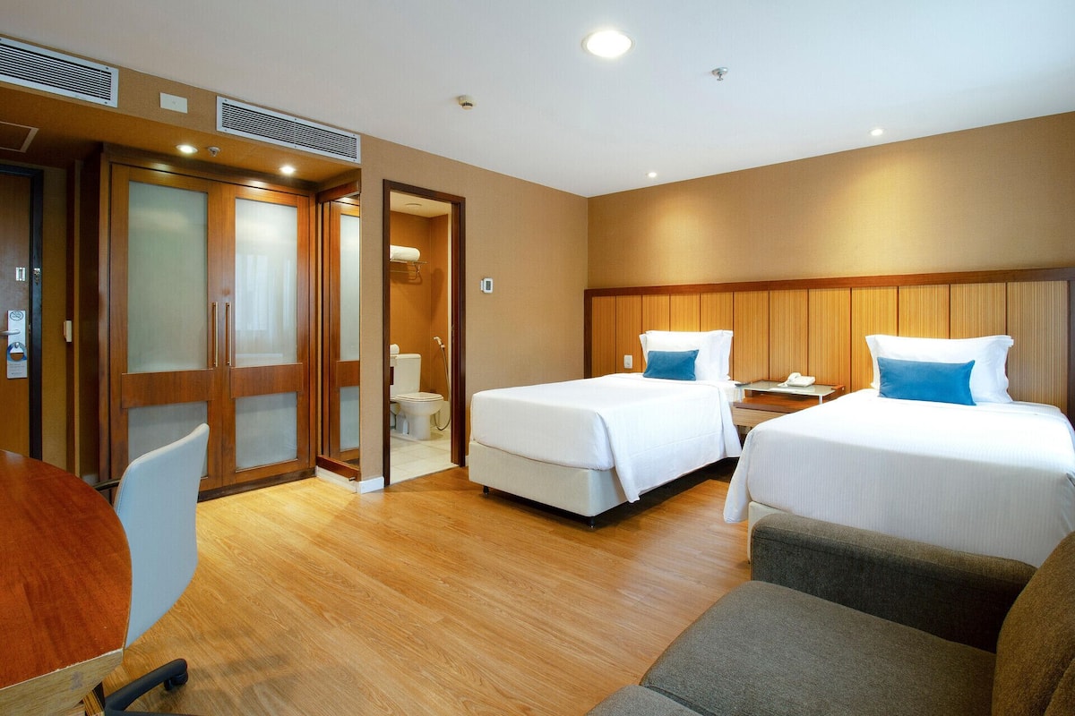 Hypo-allergenic bedding, minibar, in-room safe, desk