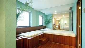 Un baño con un banco de madera, un lavamanos y un espejo.