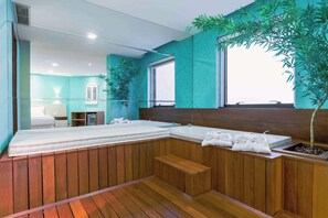 Suite, 1 King Bed, Non Smoking (Spa Suite) | Bathroom | Shower, free toiletries, hair dryer - Wyndham Sao Paulo Ibirapuera Convention Plaza Hotel (São Paulo)