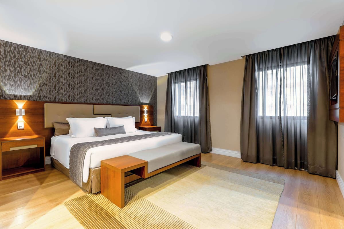 Premium-sviitti, 1 suuri parisänky, tupakointi kielletty | Allergiatestatut vuodevaatteet, minibaari, tallelokero huoneessa