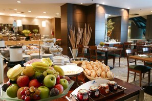 Daily buffet breakfast (BRL 76 per person)