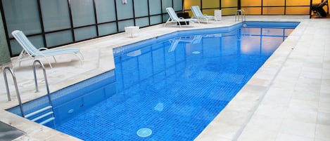 Innenpool, geöffnet von 06:00 Uhr bis 23:00 Uhr, Liegestühle