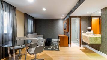 Allergitestade sängkläder, minibar och värdeförvaringsskåp på rummet