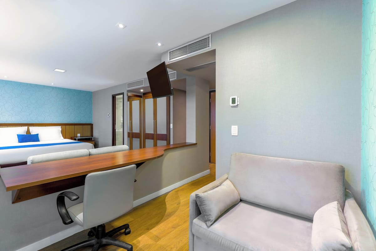 Executive Room | Hypo-allergenic bedding, minibar, in-room safe, laptop workspace