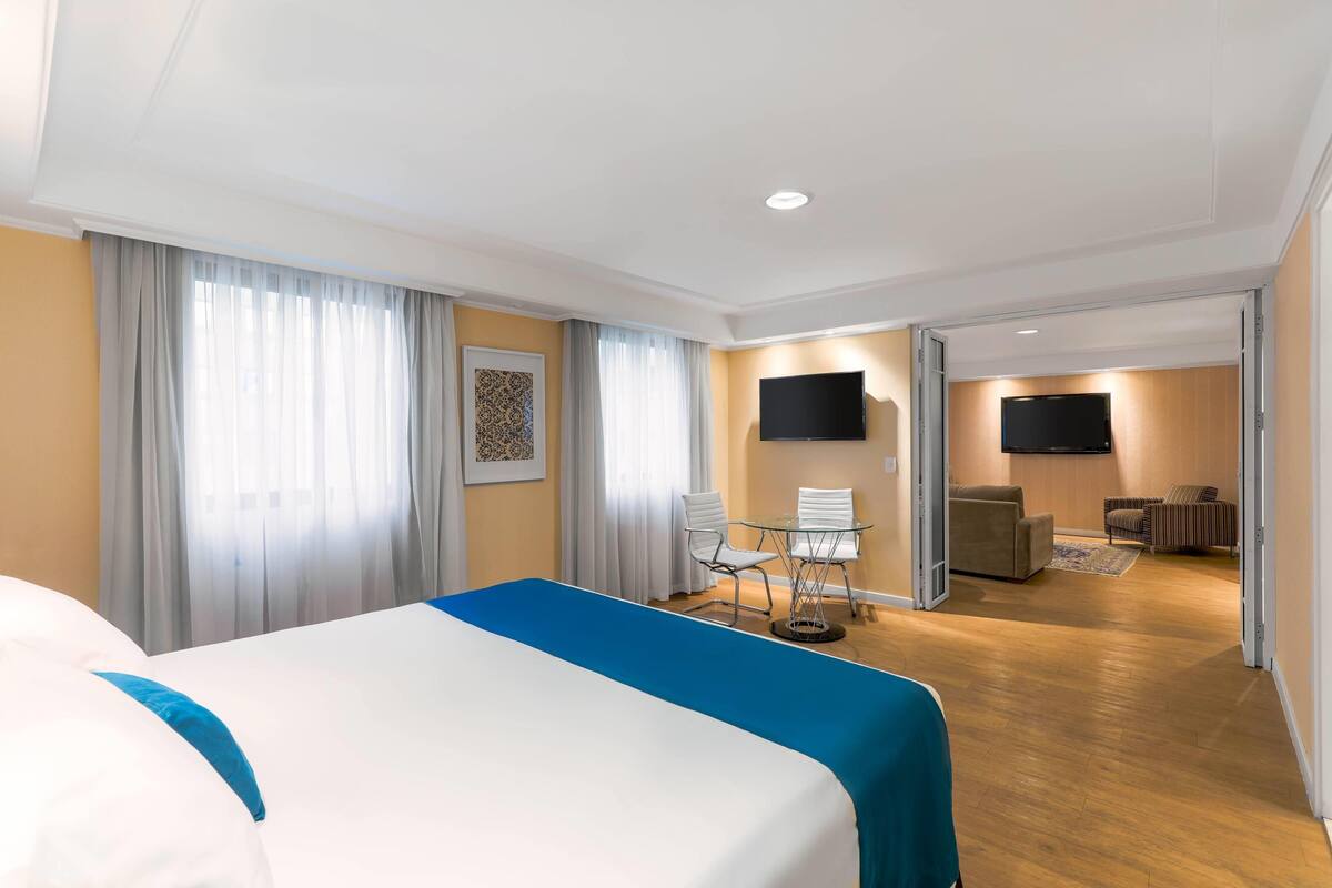 ห้องสวีท, เตียงควีนไซส์ 1 เตียง (Home Suite) | เครื่องนอนป้องกันสารก่อภูมิแพ้, มินิบาร์, ตู้นิรภัยในห้องพัก, โต๊ะทำงาน