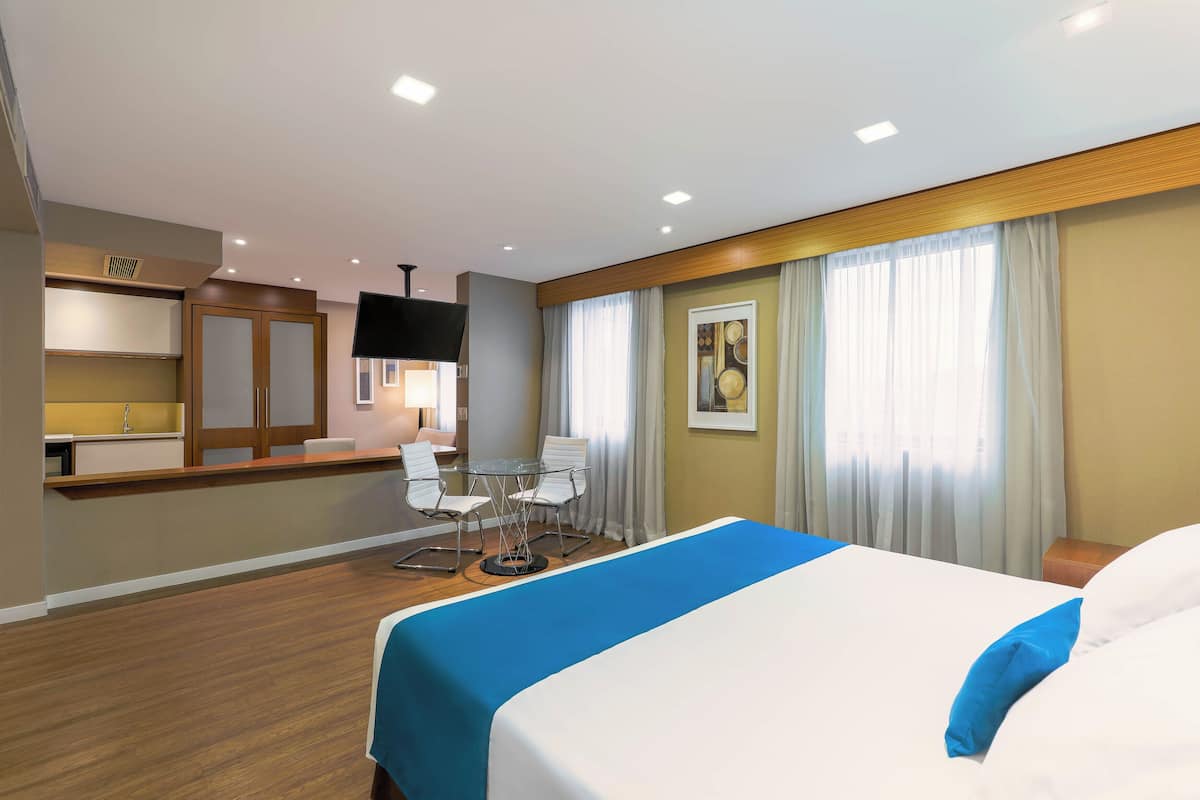 Traditional Studio Suite | Hypo-allergenic bedding, minibar, in-room safe, laptop workspace