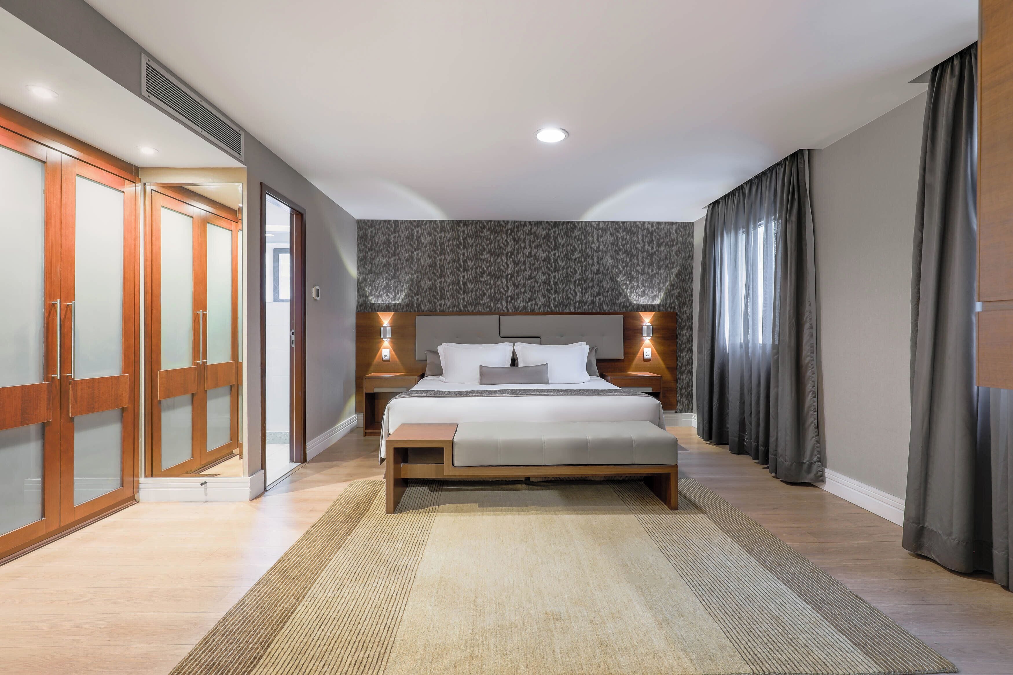 Suite Executive Premium | Hypo-allergenic bedding, minibar, in-room safe, laptop workspace