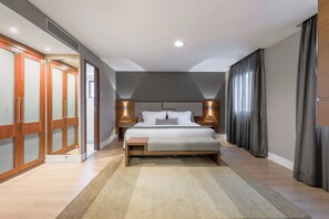 Suite Executive Premium | Hypo-allergenic bedding, minibar, in-room safe, laptop workspace