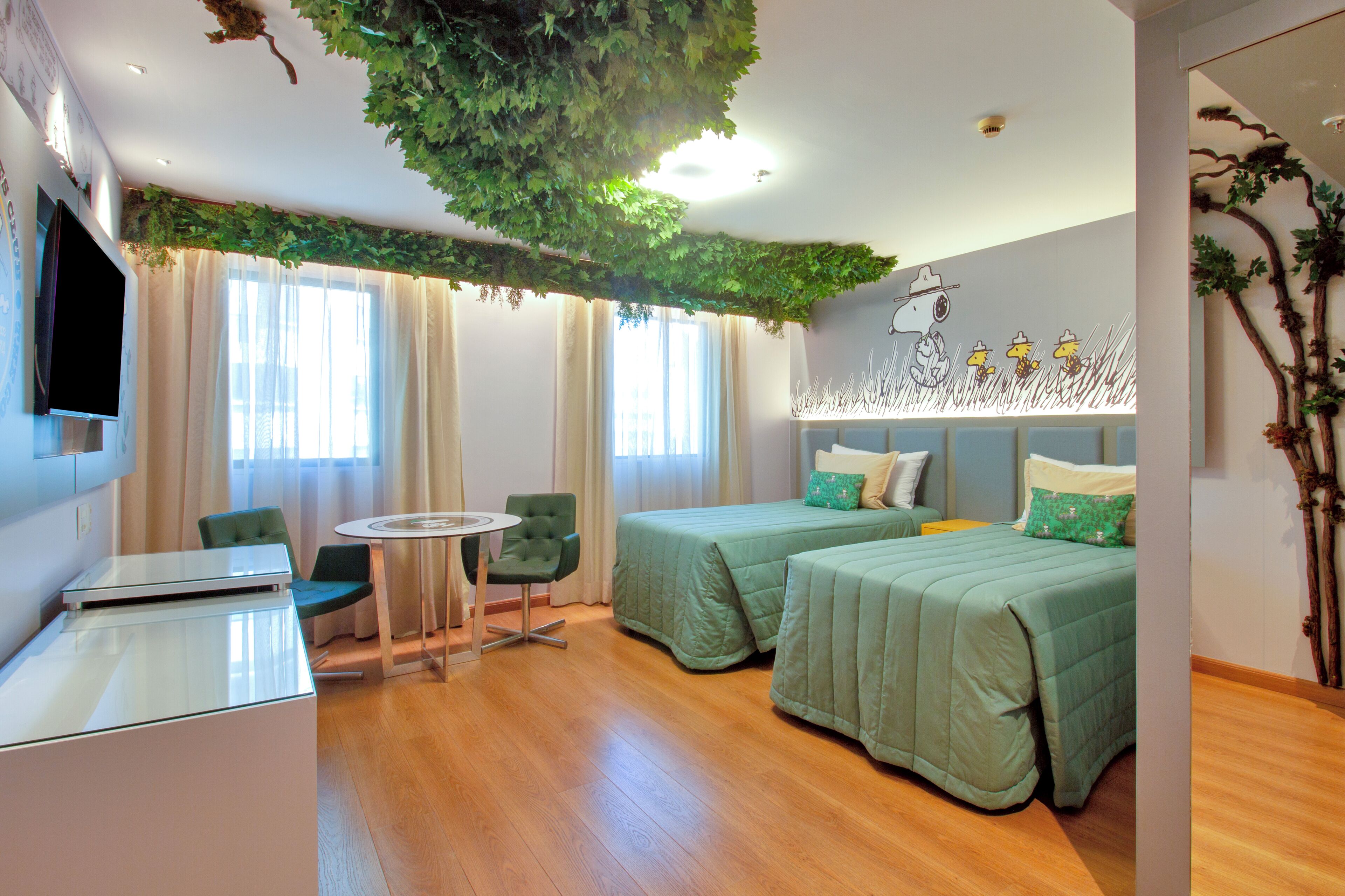 ملاءات للفراش لا تسبب الحساسية وميني بار وخزنة داخل الغرفة